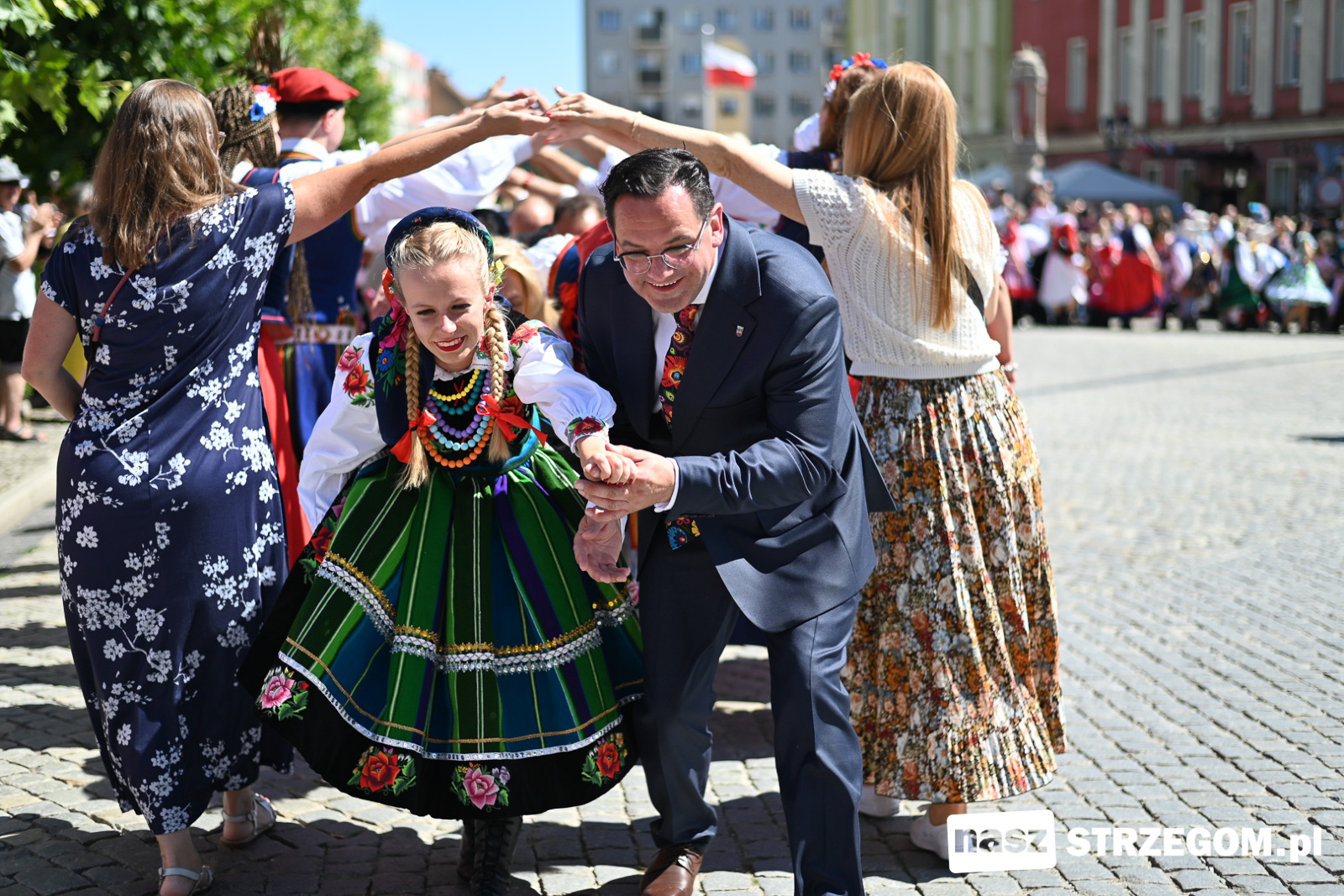 Barwny polonez i międzynarodowa biesiada z folklorem w Strzegomiu [FOTO+WIDEO] 
